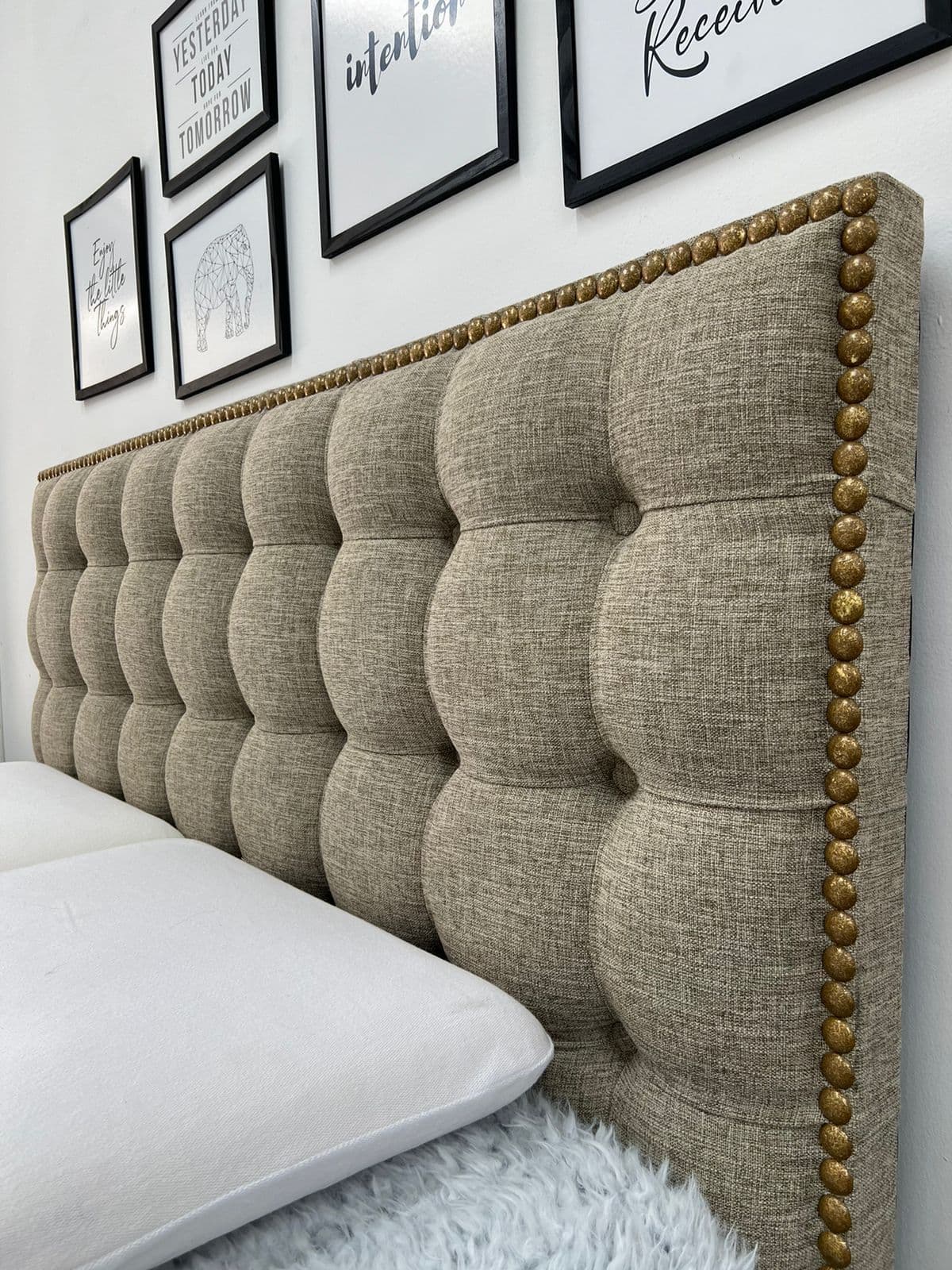 RESPALDO A CUADROS CON PERIMETRO DE TACHAS