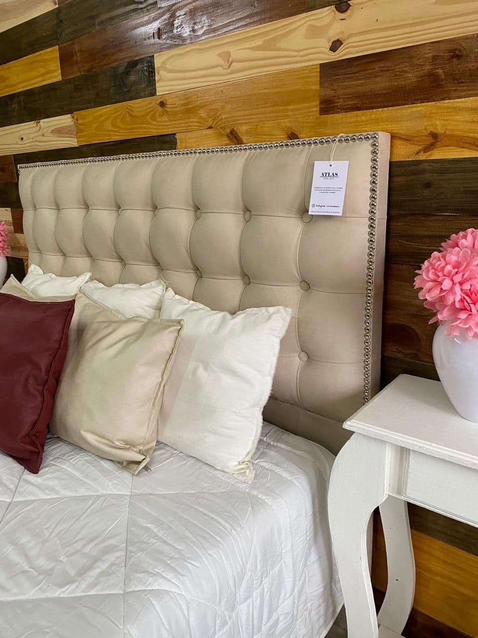 Imágen del producto RESPALDO A CUADROS CON PERIMETRO DE TACHAS