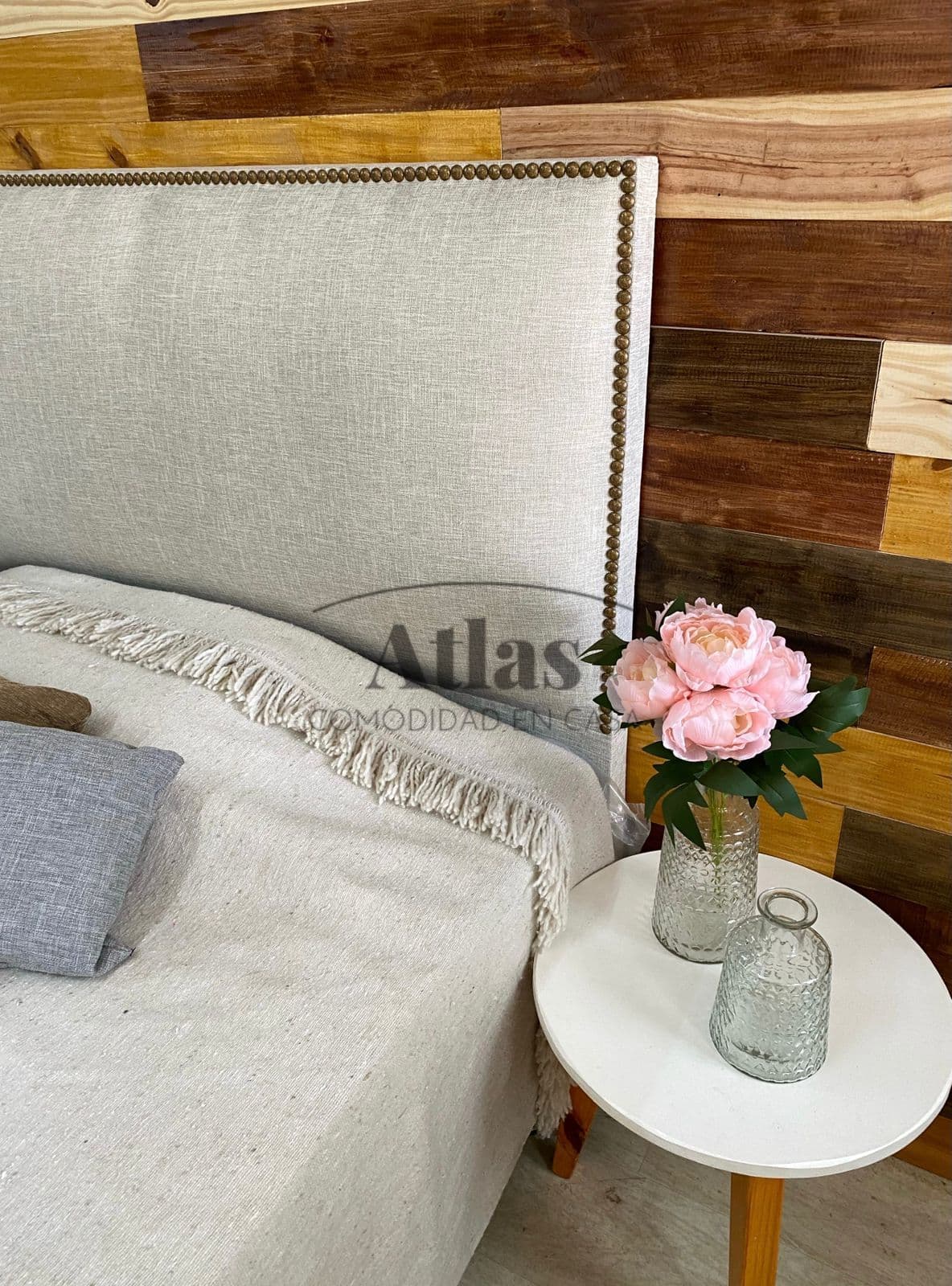 Imágen del producto RESPALDO LISO CON PERIMETRO DE TACHAS 