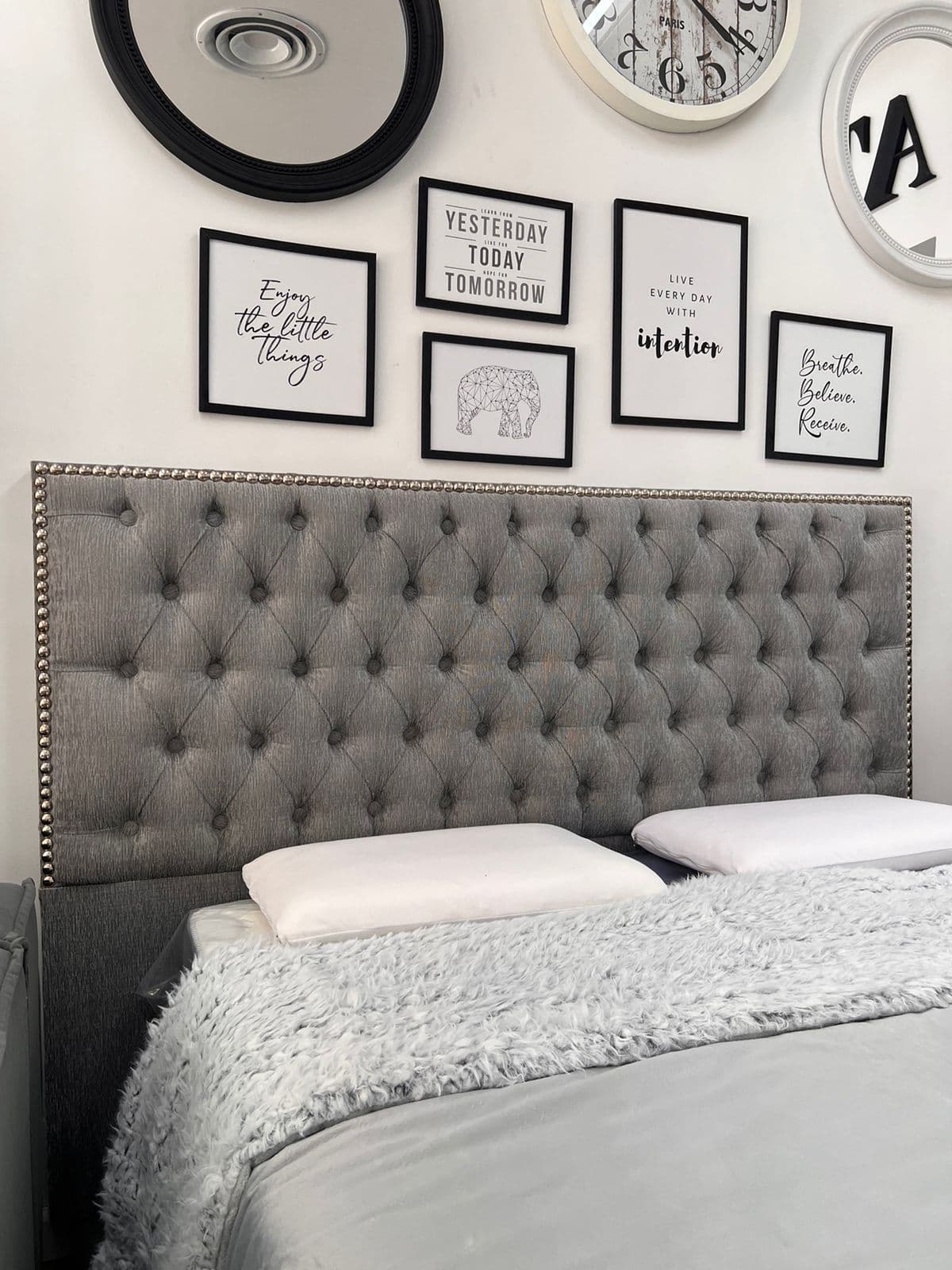 Imágen del producto RESPALDO CAPITONE CON PERIMETRO DE TACHAS 