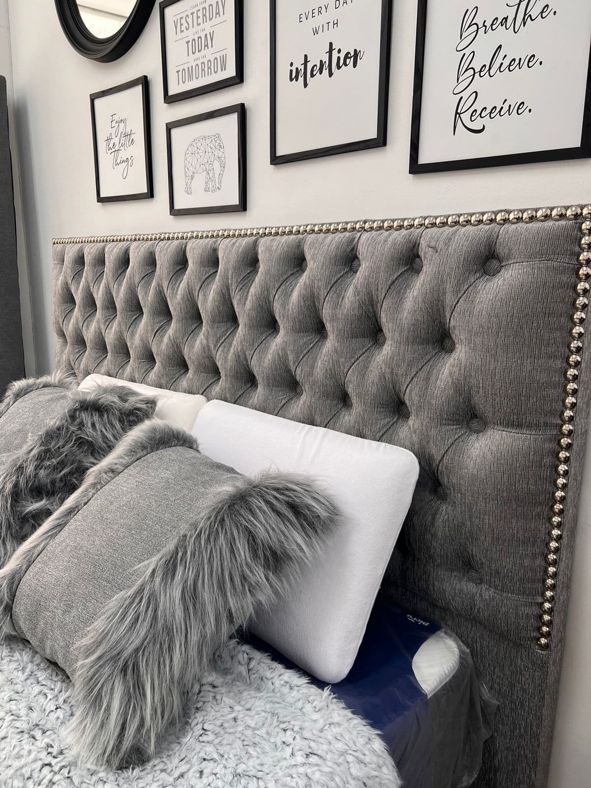 Imágen del producto RESPALDO CAPITONE CON PERIMETRO DE TACHAS 