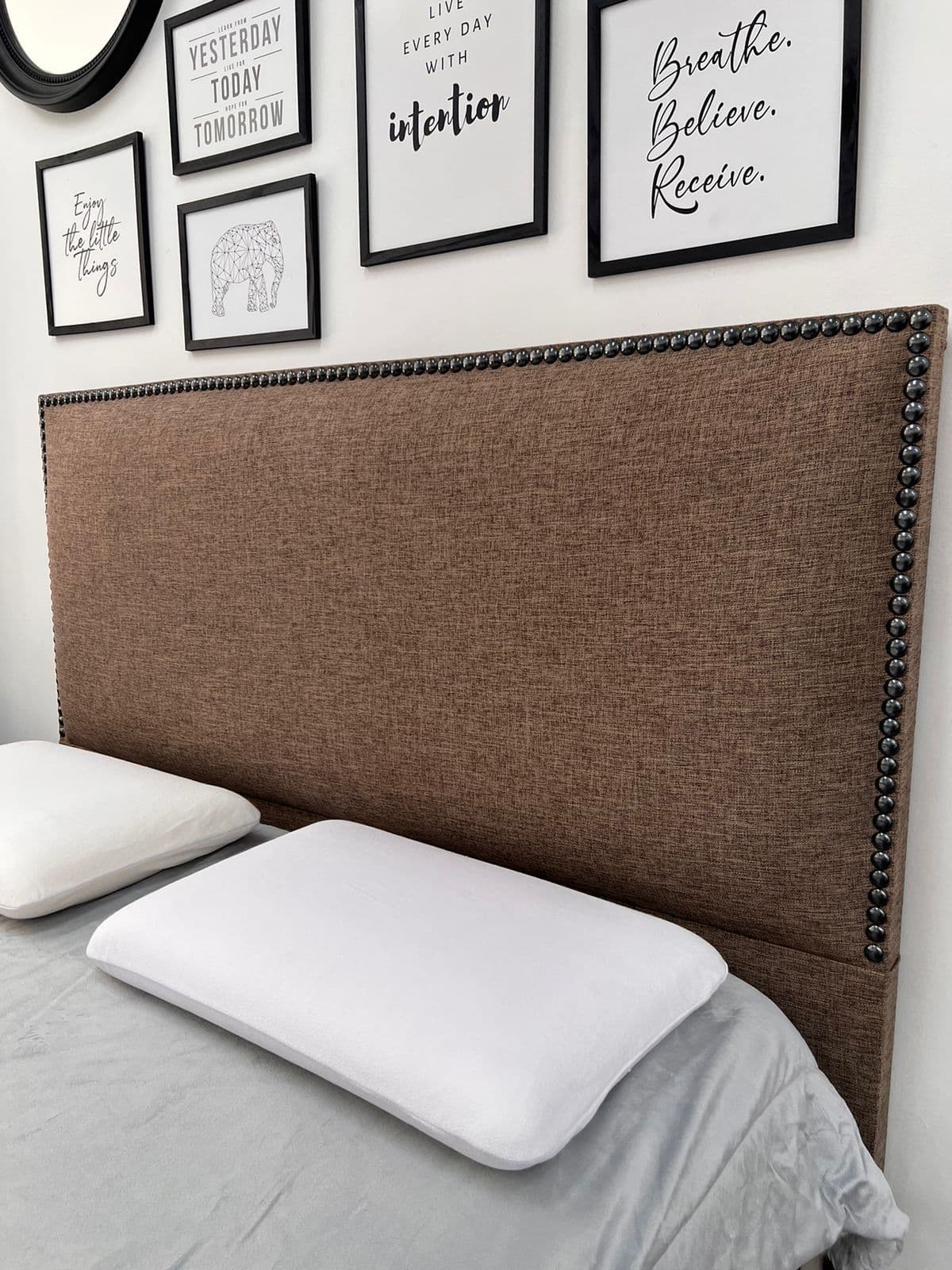 RESPALDO LISO CON PERIMETRO DE TACHAS 