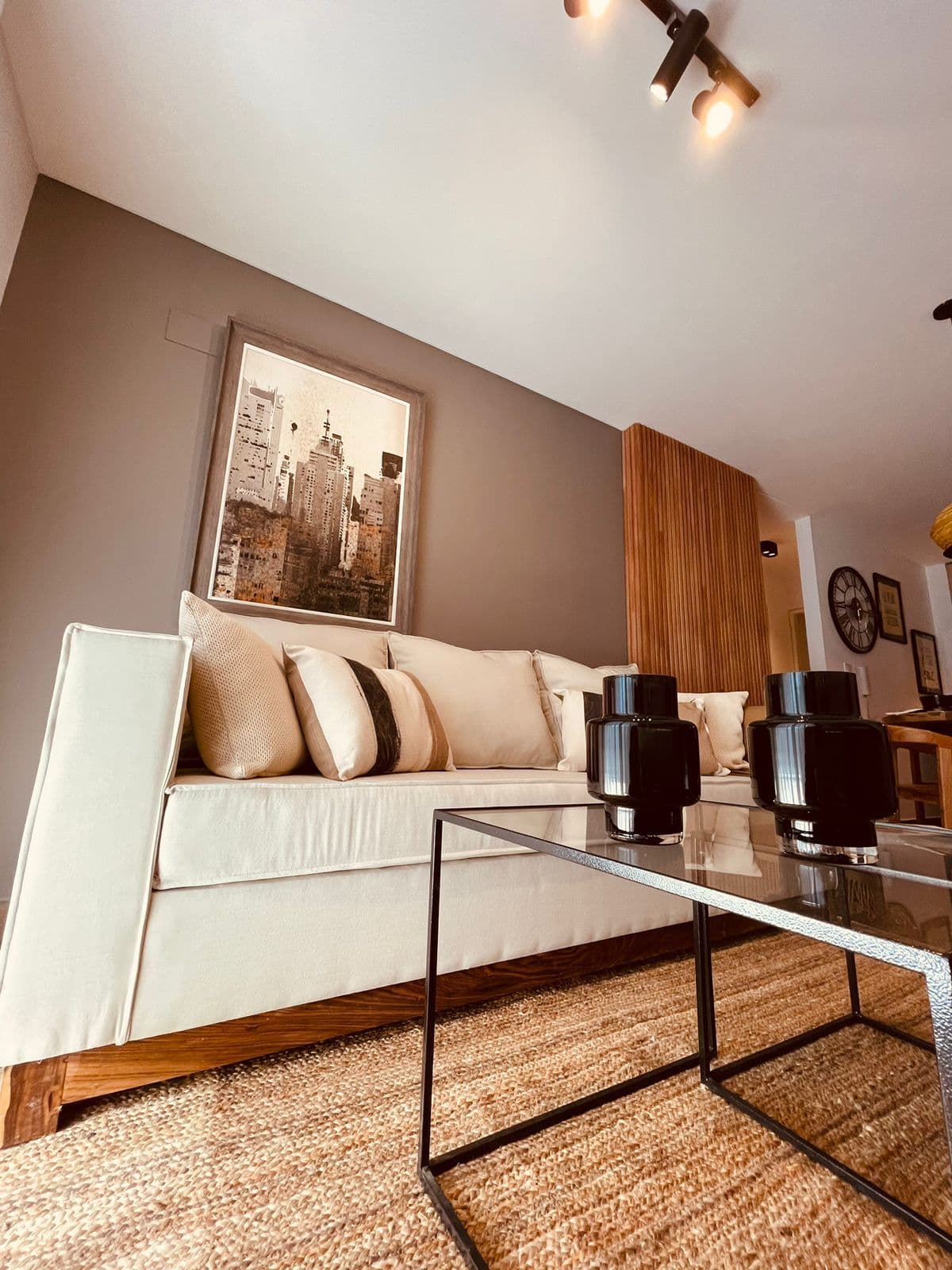 SOFA INDONESIA CON BASE EN MADERA 