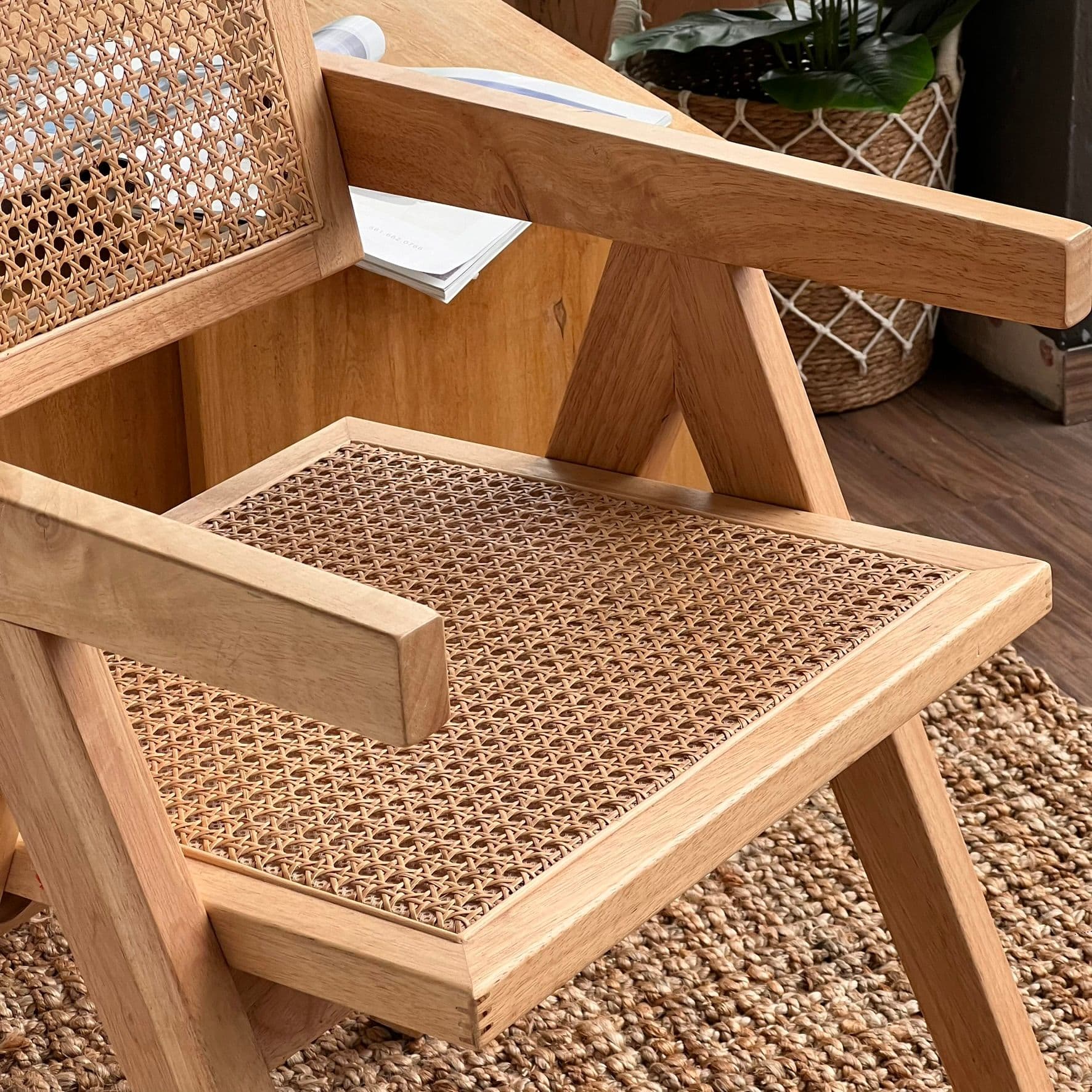 JEANNERETT CON APOYA BRAZOS 