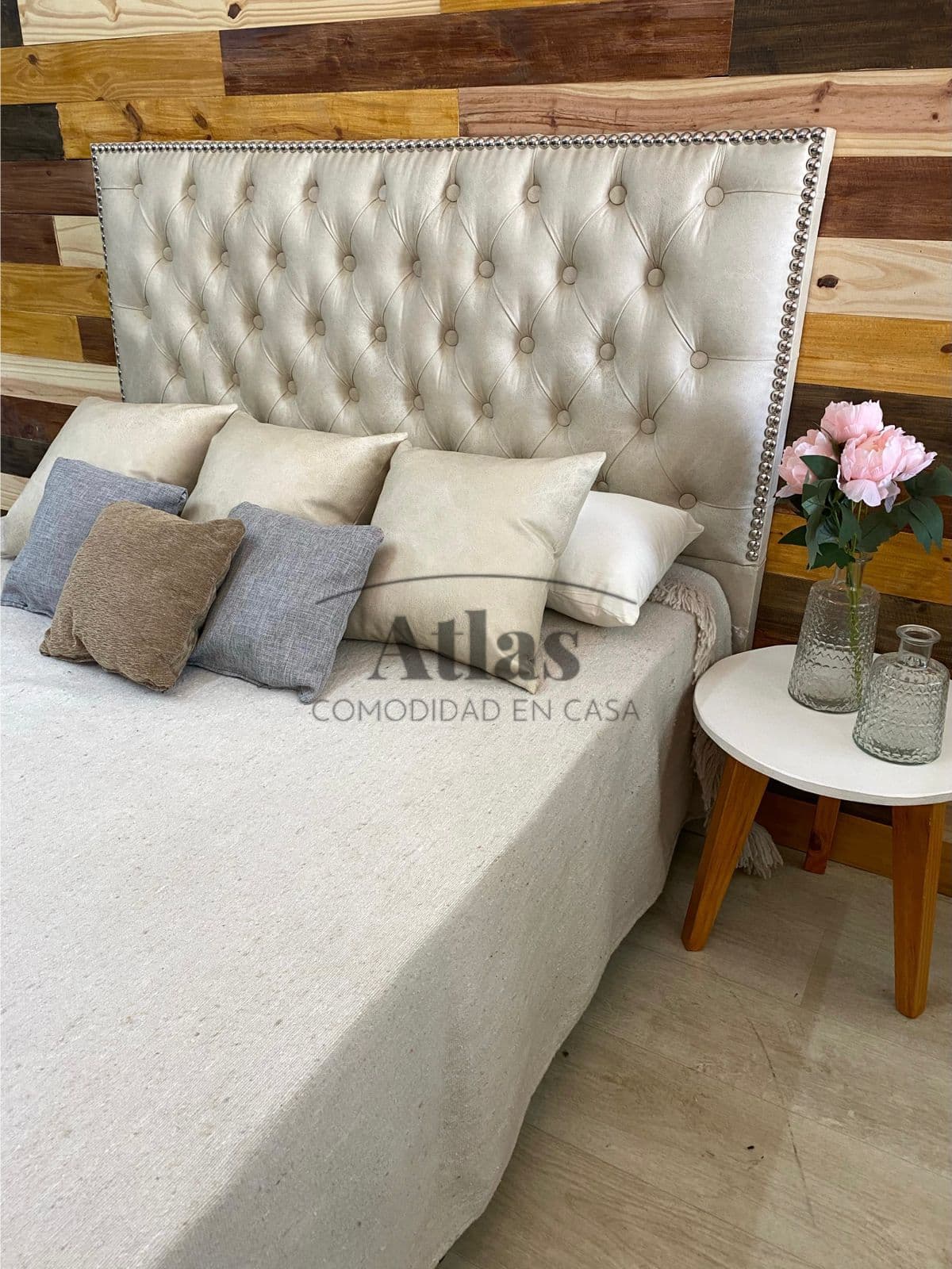 RESPALDO CAPITONE CON PERIMETRO DE TACHAS 