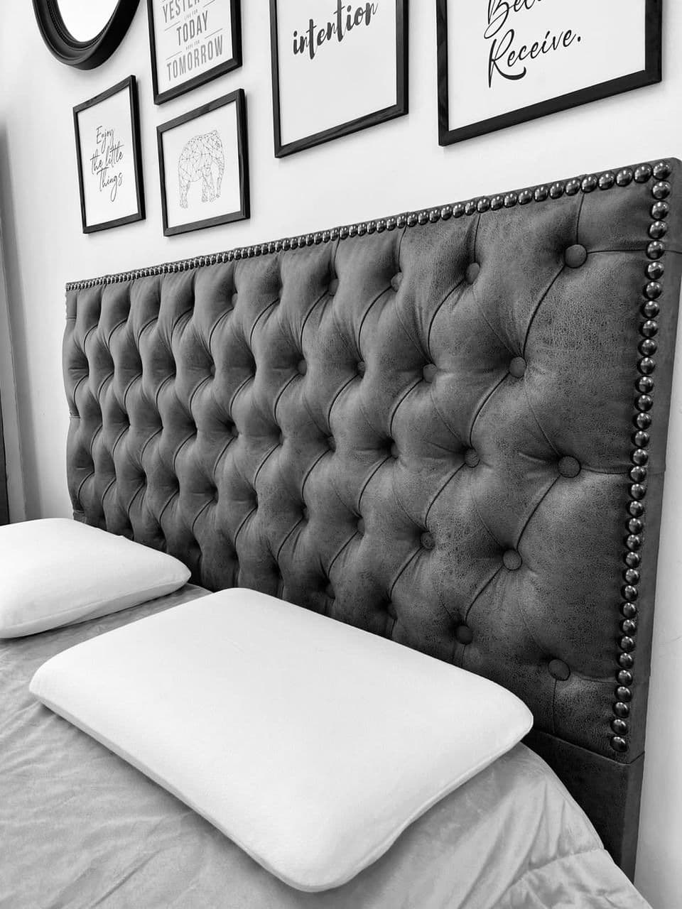 Imágen del producto RESPALDO CAPITONE CON PERIMETRO DE TACHAS 