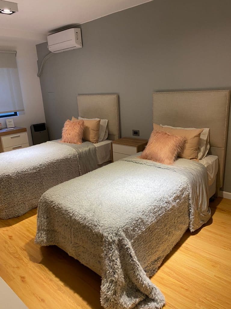 Imágen del producto RESPALDO LISO CON PERIMETRO DE TACHAS 