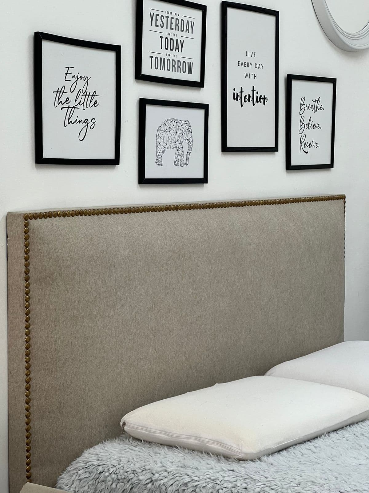 Imágen del producto RESPALDO LISO CON PERIMETRO DE TACHAS 