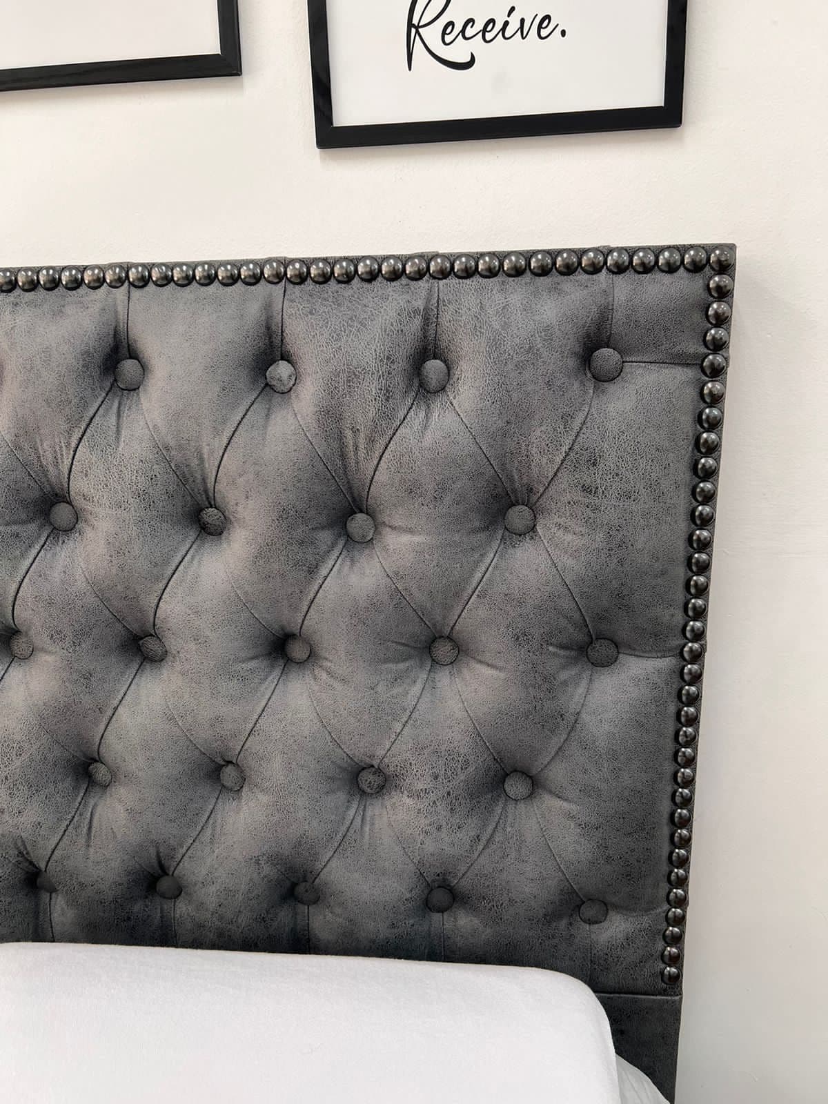 Imágen del producto RESPALDO CAPITONE CON PERIMETRO DE TACHAS